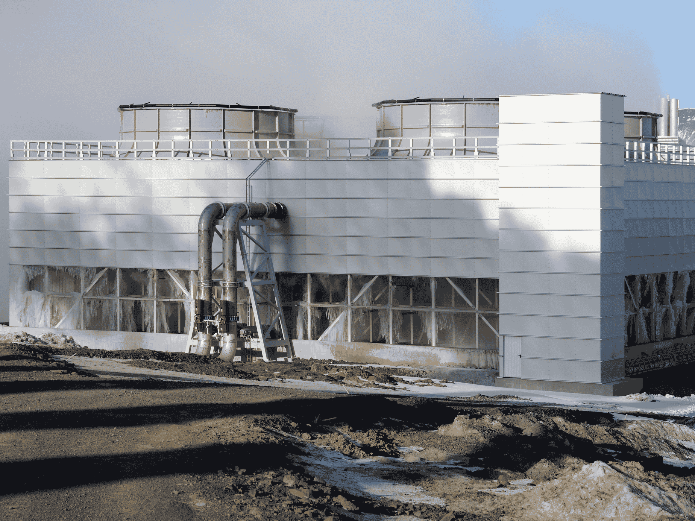 en la meseta de Hellisheidi, en el suroeste de Islandia  Torre de escalera y escaleras antes del montaje