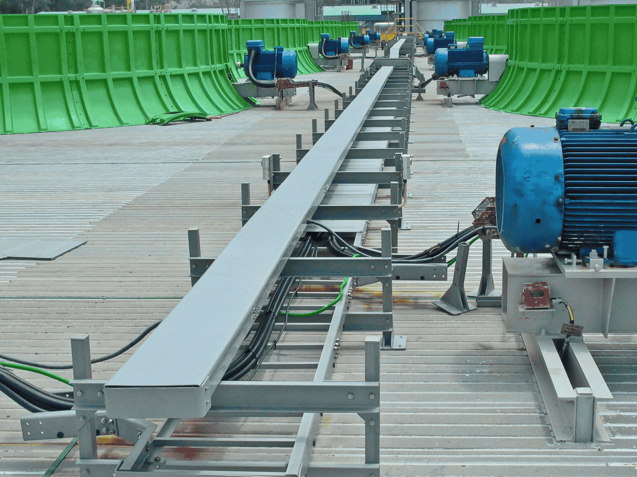 Lumut, Malasia, escaleras y conductos para cables, barandillas, construcción