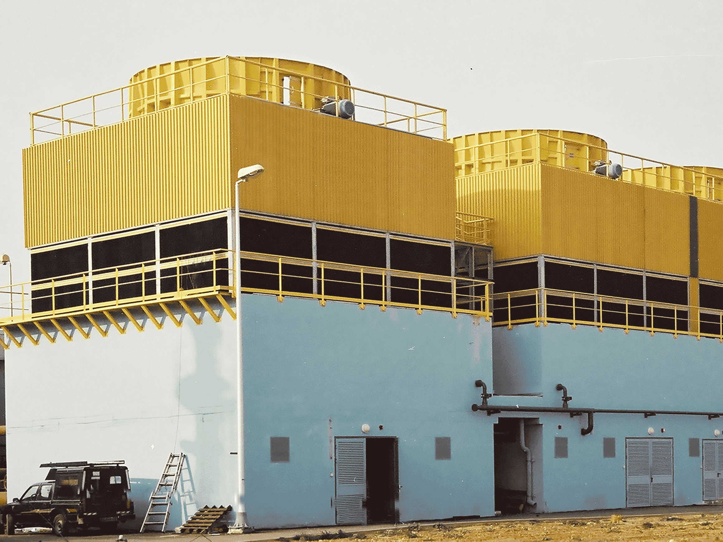 Torre de refrigeración en Israel. Torre de refrigeración terminada y estructuras internas