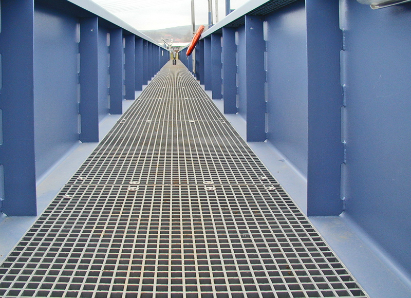 Passerelle en PRV entre des structures porteuses