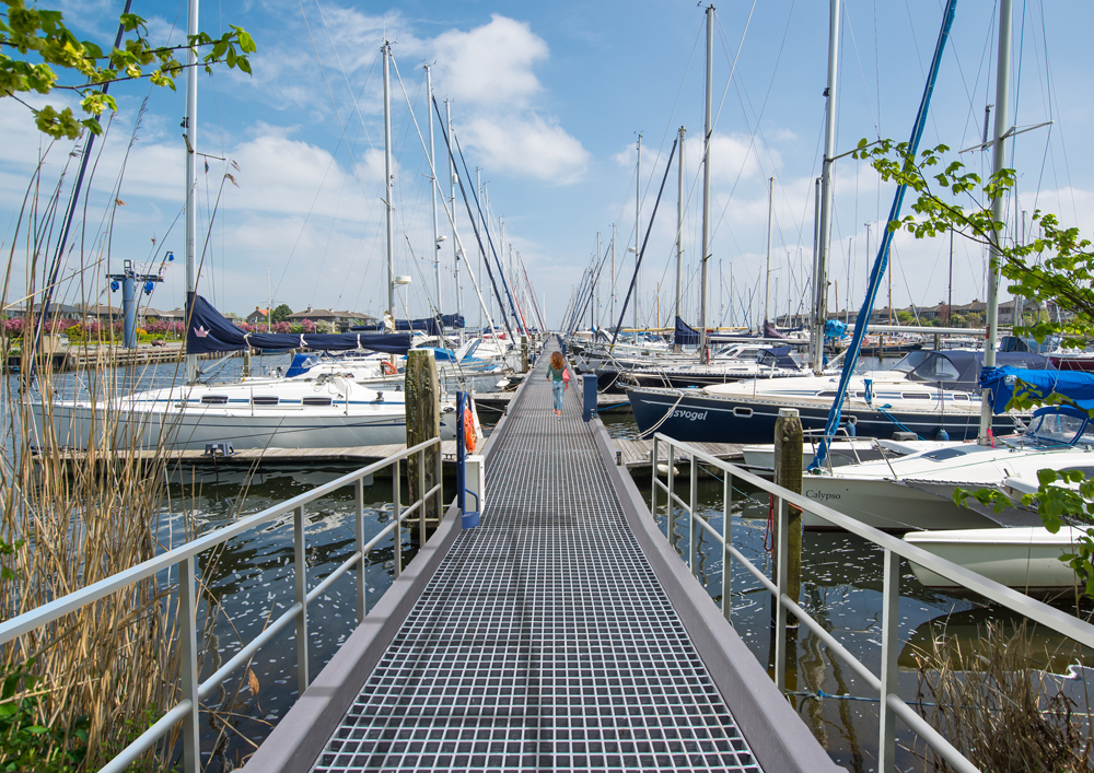 Passerelle en PRV dans une marina