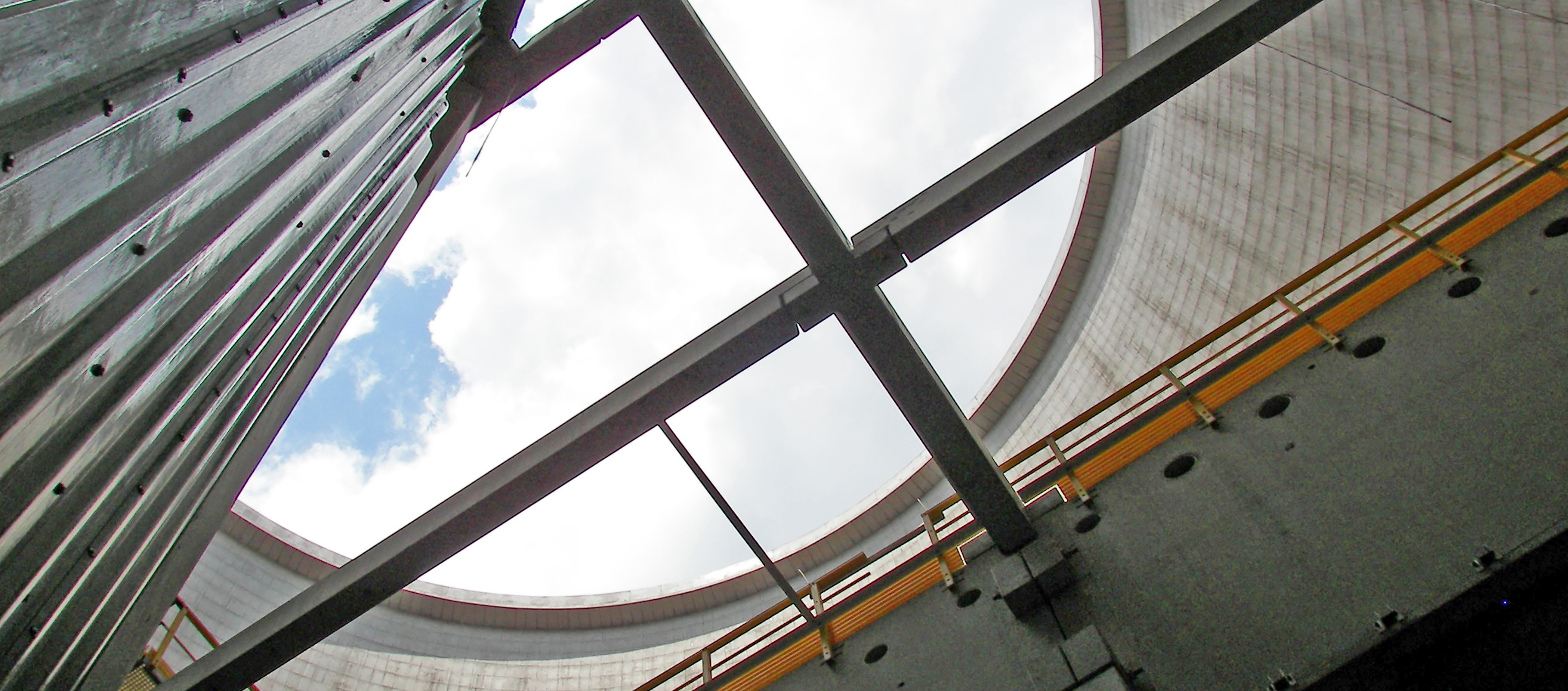 Geländer im Kühlturm Budowa, Blok Nr 11 w Elektrowni Kozienice Hamon, Polen