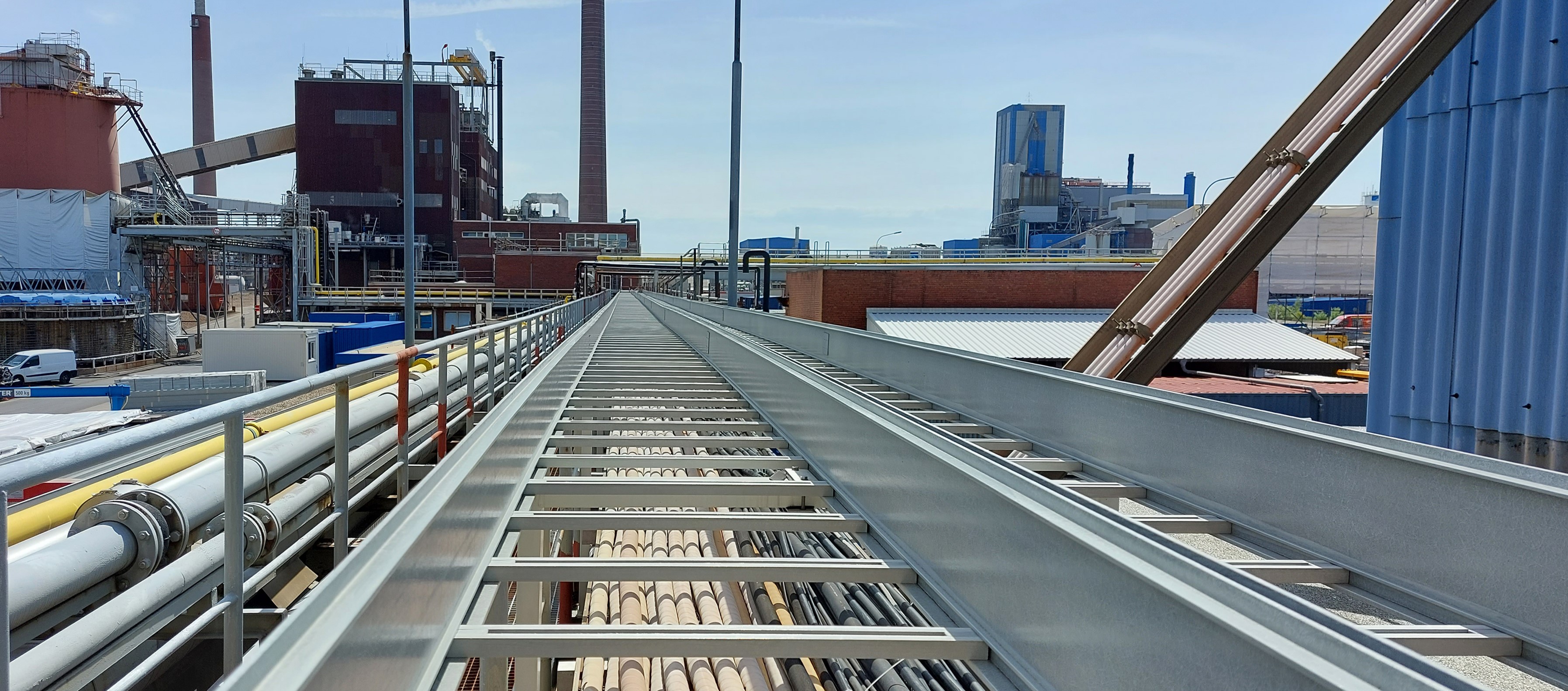 Große Kabelleiter im Außengelände der Zinkhütte in Nordenham, Deutschland