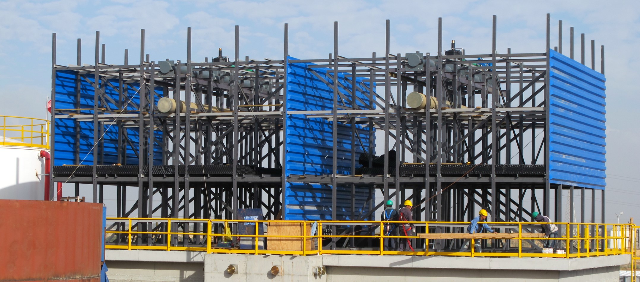 Kühlturmstandort in Pulawy, Polen, 25 t GFK-Profile und Gitterroste